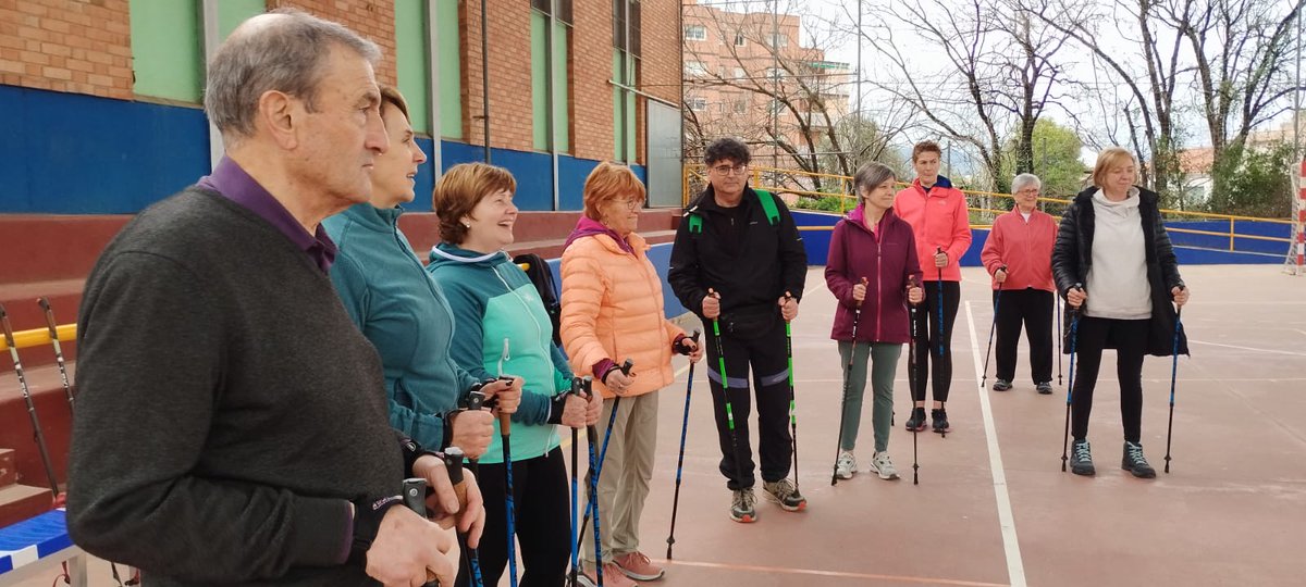 AEMartorell's tweet photo. 🚶‍♀️Dissabte vam organitzar un taller d'iniciació a la marxa nòrdica a l'annex del Pavelló, impartit per Carolina Camí, monitora de la FEEC. A la sessió, que va tenir molt bona acollida de públic, es va treballar la tècnica postural d'aquesta pràctica. https://t.co/tZEVhM8OVD