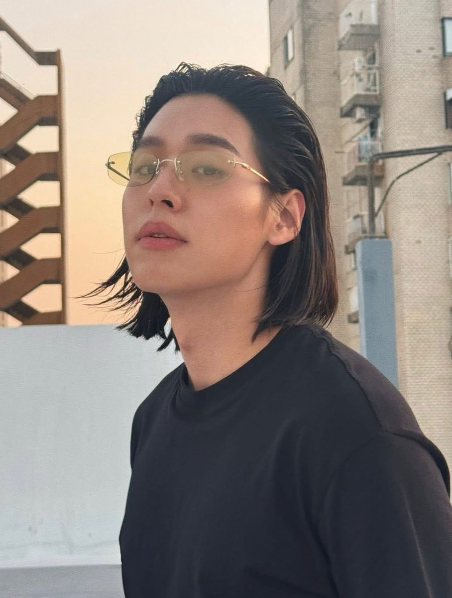 Gossipstar_News's tweet photo. ลุคนี้พี่รักกกก 😍

จากหนุ่มผมยาวในคอนเสิร์ตวันแรก เซอร์ไพรส์ลุคใหม่ในคอนเสิร์ตวันที่ 2 #BILLKIN_FEELQUENCY_D2 เสียงกรี๊ดดังสนั่นฮอลล์ อิมแพคแทบแตก โซเชียลก็แทบแตกด้วยเช่นกัน บิวกิ้น ตัดผมแล้วหล่อมาก ผมสั้นทรง my favorite ของใครน้าาาา

#บิวกิ้นพุฒิพงศ์ #bbillkin #gossipstar https://t.co/yrwD6okWqf