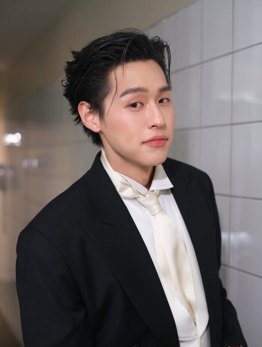 Gossipstar_News's tweet photo. ลุคนี้พี่รักกกก 😍

จากหนุ่มผมยาวในคอนเสิร์ตวันแรก เซอร์ไพรส์ลุคใหม่ในคอนเสิร์ตวันที่ 2 #BILLKIN_FEELQUENCY_D2 เสียงกรี๊ดดังสนั่นฮอลล์ อิมแพคแทบแตก โซเชียลก็แทบแตกด้วยเช่นกัน บิวกิ้น ตัดผมแล้วหล่อมาก ผมสั้นทรง my favorite ของใครน้าาาา

#บิวกิ้นพุฒิพงศ์ #bbillkin #gossipstar https://t.co/yrwD6okWqf