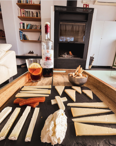 Avilaautentica1's tweet photo. Un clásico que nunca falla en Posada del Agua
tabla de @QuesosElviraGar y un vermut de Bodega 10 Delirios, de Navatalgordo.

Producto del Valle del Alberche 100% 🧀🍷
con vistas al embalse de El Burguillo y el calor de la chimenea.

Momentos así saben a gloria…
pero la pregunta es: ¿quién sube la apuesta? 😜

#ÁvilaAuténtica