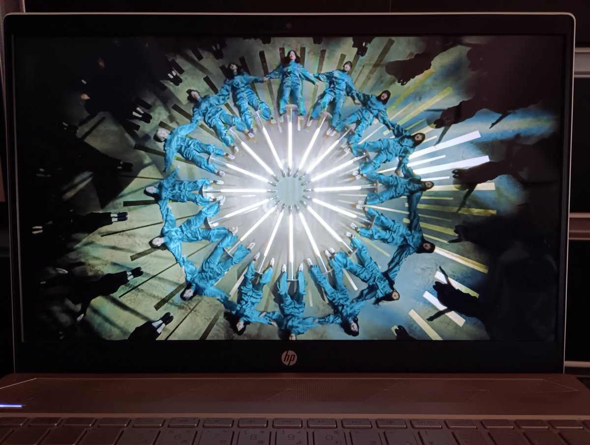 kuriko99300554's tweet image. #櫻坂46｢♪#TheGlowingupTrain｣､MVでは､スタンドマイクプレイが印象的も､テレビでのパフォーマンスでは､飾り(?)スタンドマイクは使わないようですね｡
床にこのように仰向けになるシーンも・・・