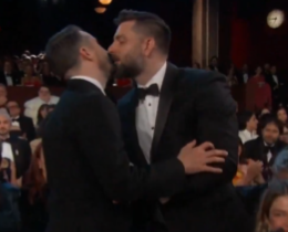 <a href="/netodojo/">joneto</a> O vencedor na categoria de Melhor Montagem no Oscar 2026 é Andy Jurgensen de 'Uma Batalha Após a Outra', beijando o marido ao ser anunciado.