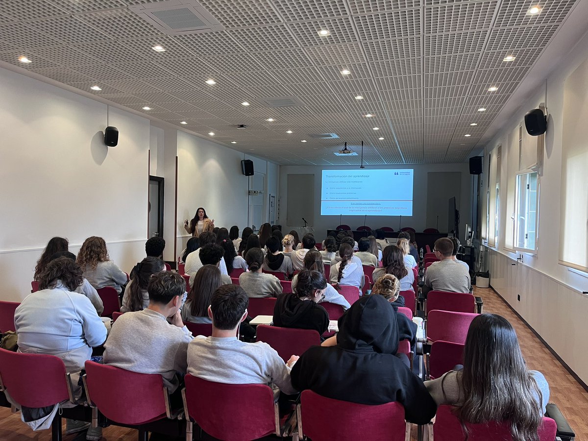 IUNE_ULL's tweet photo. 🧠Estamos con Laura Ezama hablando de beneficios y riesgos de la IA en educación. El tema parece que capta la atención de todo el alumnado. Tras esta charla nos vamos a los laboratorios, ¿crearemos cantera? 😏 https://t.co/Losl9T0SQR