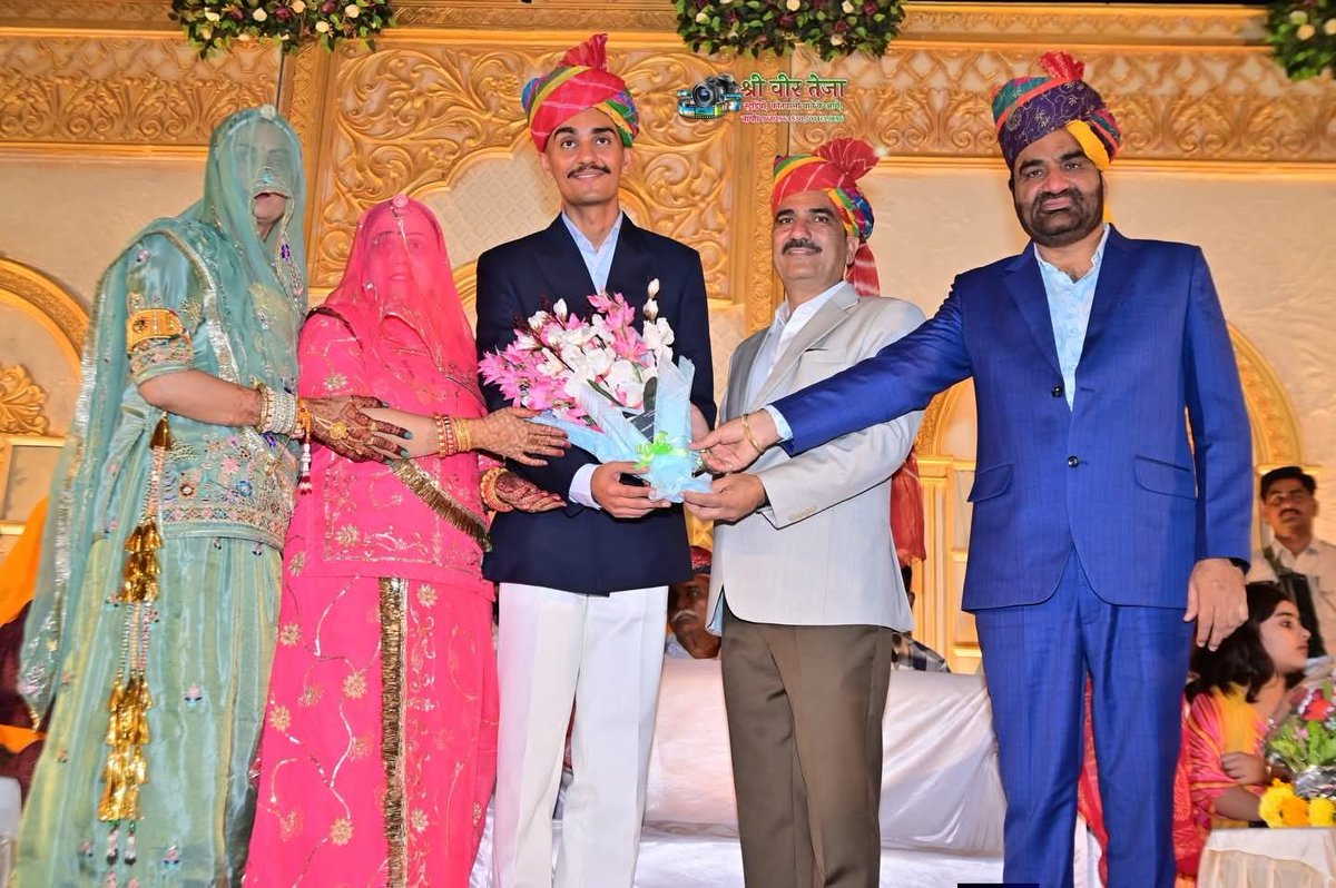 बड़ों का मान और मर्यादा-असली संस्कार की पहचान!
देवराणी #RAS, जेठाणी #ग्रहणी, जेठजी #सांसद,
 #देवरजी पूर्व #विधायक, बेटा #कैप्टन…
इतना शिक्षित, प्रतिष्ठित और उच्च पदों पर आसीन परिवार होने के बावजूद लोक-लाज, मर्यादा और संस्कार को सर्वोपरि रखना ही सच्चे परिवार की पहचान होती है।