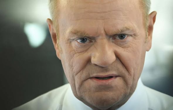 "Ewa Zajączkowska-Hernik do Tuska:
"Jako niegdyś wielki miłośnik obrony Konstytucji, który wielokrotnie się na nią powoływał, powinien Pan to wiedzieć i znać art. 89 i 90 Konstytucji RP. Zakładam, że tak jest, dlatego trzeba powiedzieć wprost, że z pełną premedytacją zamierza pan
