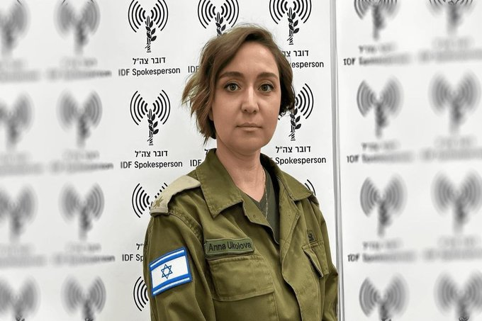 La portavoz de las Fuerzas de Defensa de Israel (FDI), Anna Ukolova, amenazó en la radio rusa RBC con asesinar a las autoridades rusas si adoptan una postura antiisraelí en la guerra. Afirmó que Israel controla todas las cámaras web en Rusia y podría atacar fácilmente a quien