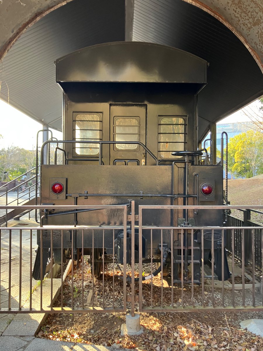 sAt_245's tweet photo. 駅名標風看板、車掌車 https://t.co/XAByzyAXHr