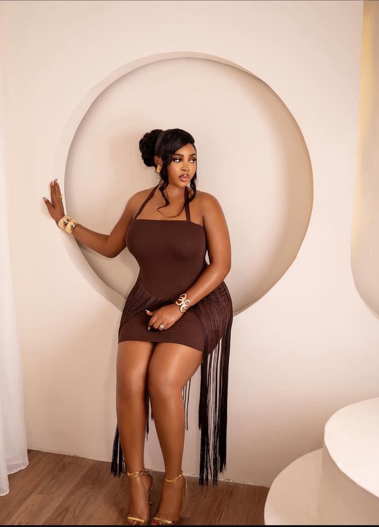 The dress vs what my client rocked.

40,000 only!

6-16