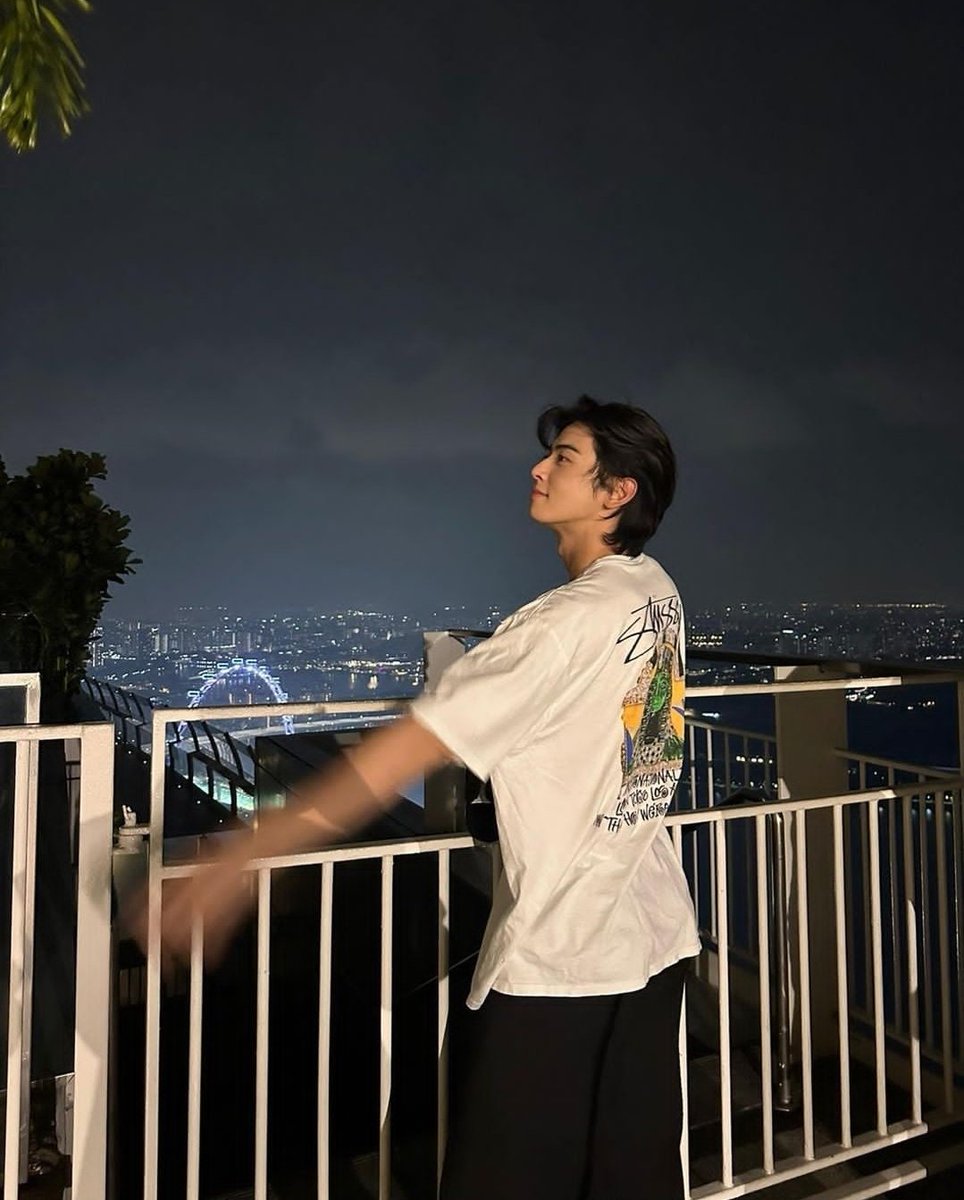 네가 가장 중요한 걸 깨달았으면 좋겠다
예를 들면 너를 미워하는 말들이 
사실과 다른 바람으로 아프게 불어와도 
네가 미운 짓을 한 사람은 아니라는 것
너는 너의 계절을 살고 있고
너라는 가치는 네가 그 계절을 얼마나 사랑하고 
잘 보냈는지에 따라 달라지는 거라고

#차은우 #CHAEUNWOO