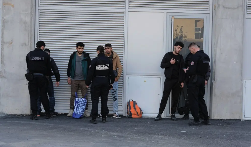 ReformeHebdo's tweet image. Contrôles au faciès, entraves au logement, et à l'embauche : 1/4 des jeunes issus de l'#immigration a déjà subi au moins une #discrimination. Les pouvoirs publics se doivent d'agir, estime Valentine Zuber, historienne
reforme.net/opinions/les-d…