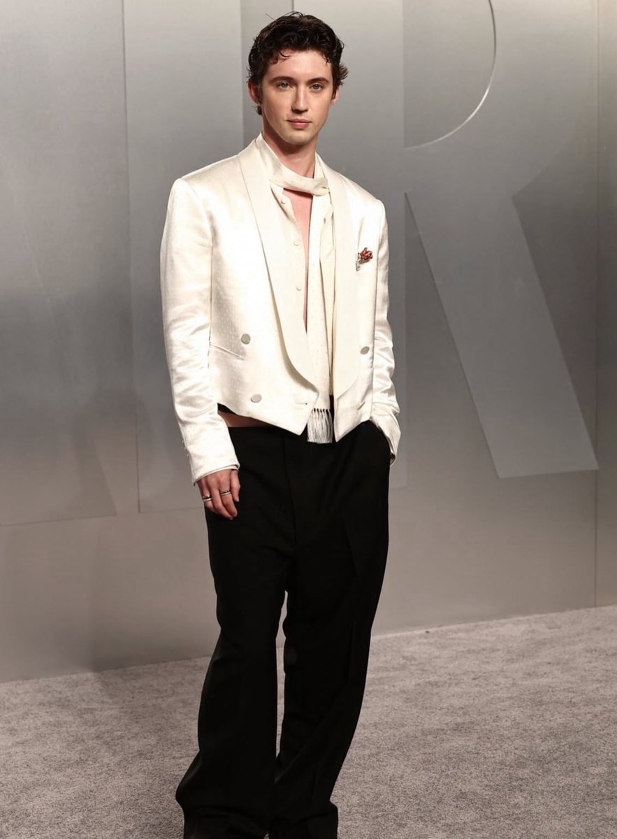 Troye Sivan Updates tweet media