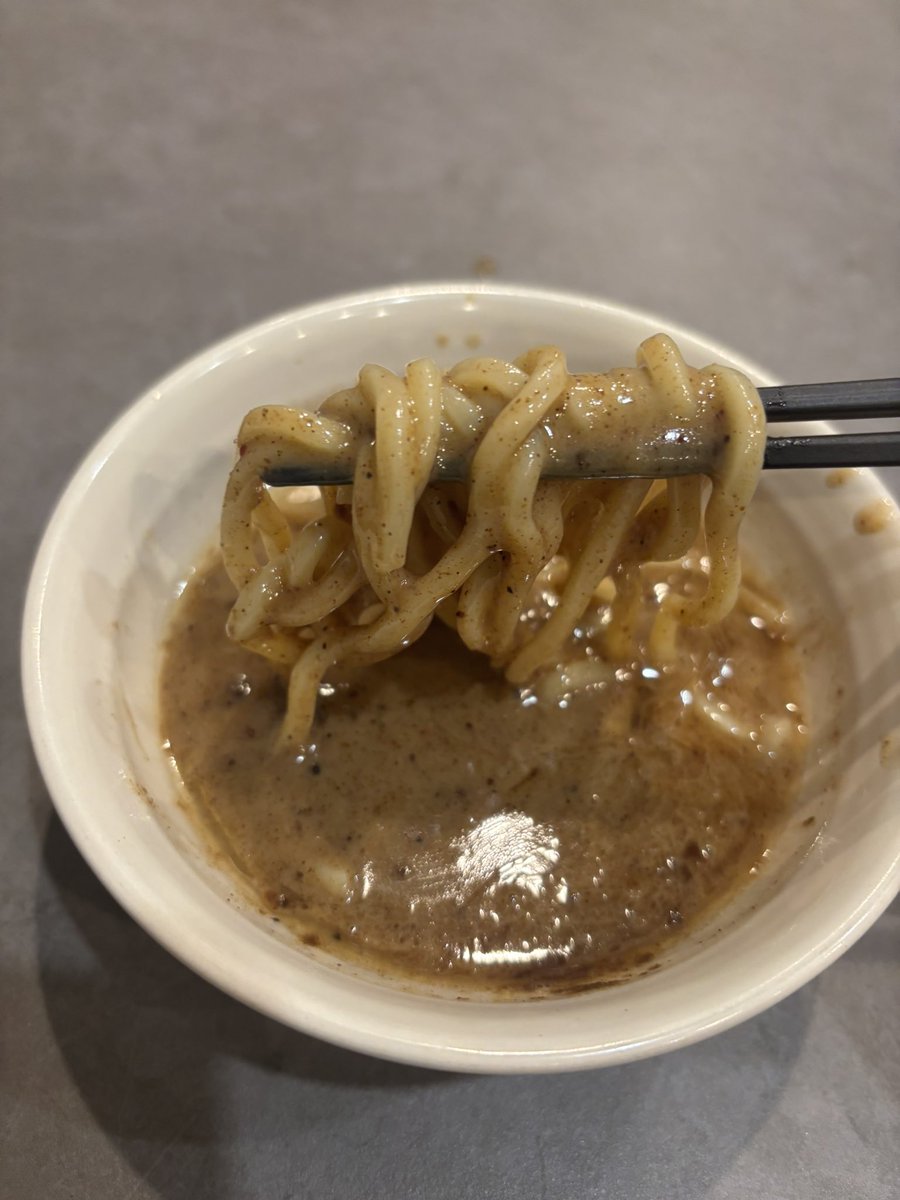 yKOROGASHI's tweet photo. ドラッグストアコスモスに売ってる『麺や兼虎』監修の『濃厚つけ麺』

これ意味分からんくらい美味いぞ‼️
冷食のクオリティちゃう🤣

兼虎の店舗には行ったことないけど、絶対美味いんだろうなと思わせてくる。

しかも300円を切るバグ価格🤩 https://t.co/AZQwCbWpxw