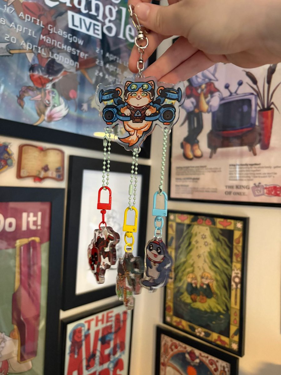 IM SO HAPPY WITH HOW SHE TURNED OUT WAAAA look at my little jetpack cat keychain

(please excuse her carrying the wrong franchise to point i don't have any overwatch keychains to hand :') )))