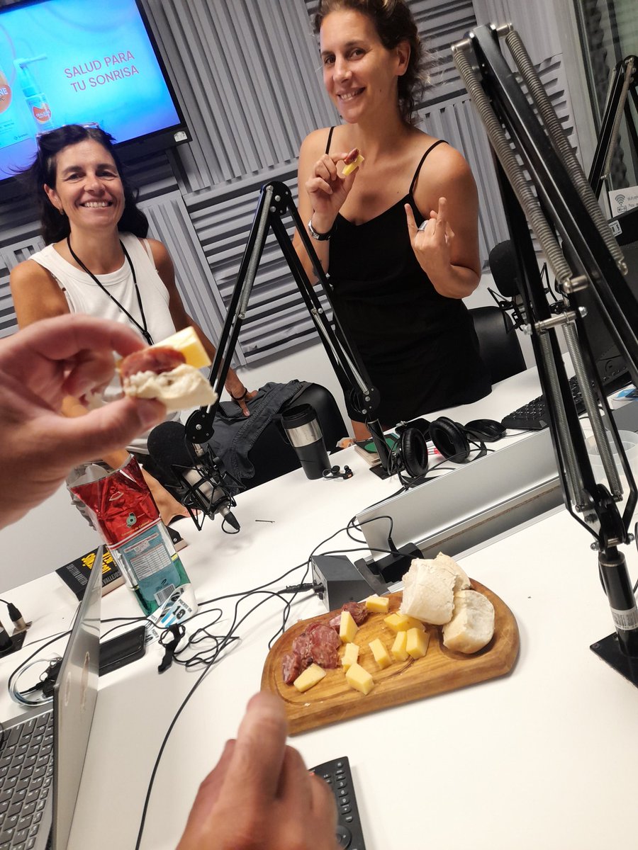 Nataliaines's tweet photo. Inauguramos la temporada de picadas en la radio, de la mano de las siempre atentas @PaulaBistagnino  y @RominaRyan77 tras su paso por @Expoagrocom  @provincia1270 https://t.co/GpKQsiiH5n