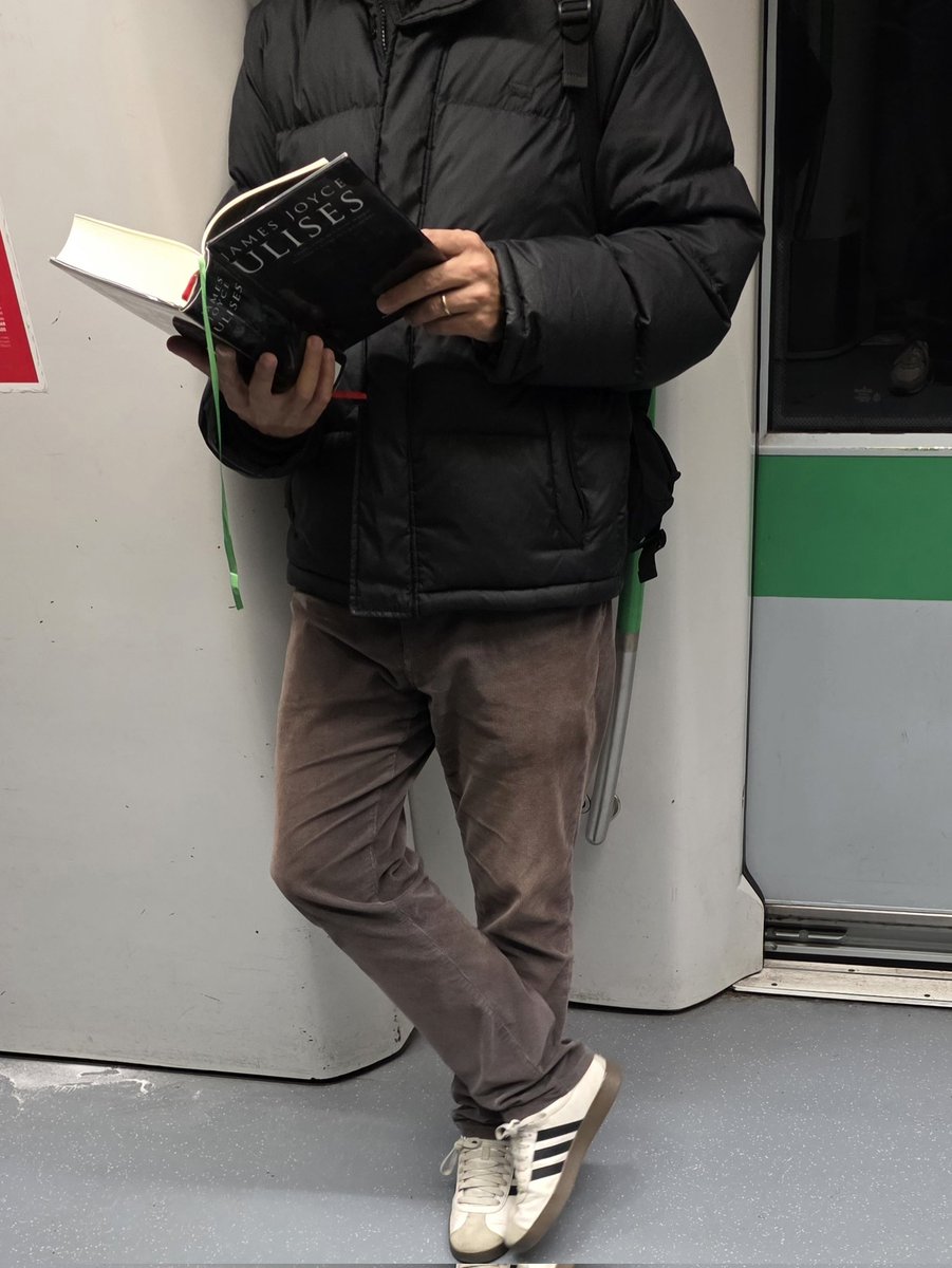 Gente leyendo en el metro tweet media