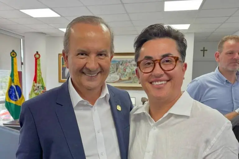 MAMATA! João da Luz, ex-secretário de Topázio investigado por ter recebido presentes de empresários em troca de vantagens indevidas, ganhou um cargo na Celesc com salário de R$ 22 mil.

Acho engraçado que, onde a direita está no poder, corrupto sempre “cai pra cima”!