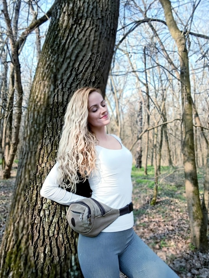 NellyMonk1's tweet image. Leaning against this ancient tree 🤍🌳🌿 
Chilly day, but exactly the kind of moments I need. Nature, creativity, and a little time to dream up new collaborations and harmonies 🎧🎼

#naturevibes #creativeflow #trees