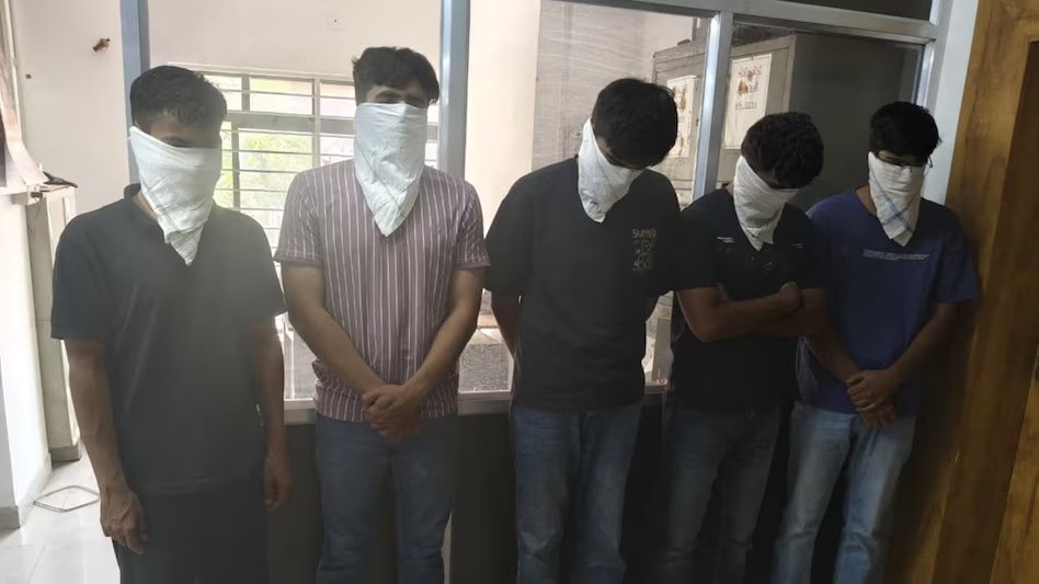 देश में इसलिए UGC जरूरी है।
17 पन्नों के सुसाइड नोट ने खोले राज, 5 कलीग गिरफ्तार...AIIMS के डॉक्टर ने प्रताड़ित होकर आत्महत्या कर लिया है।
राजकोट के एम्स अस्पताल में एमबीबीएस अंतिम वर्ष के छात्र रतन कुमार मेघवाल की मौत के मामले में नया खुलासा हुआ है. मिले सुसाइड नोट में पांच