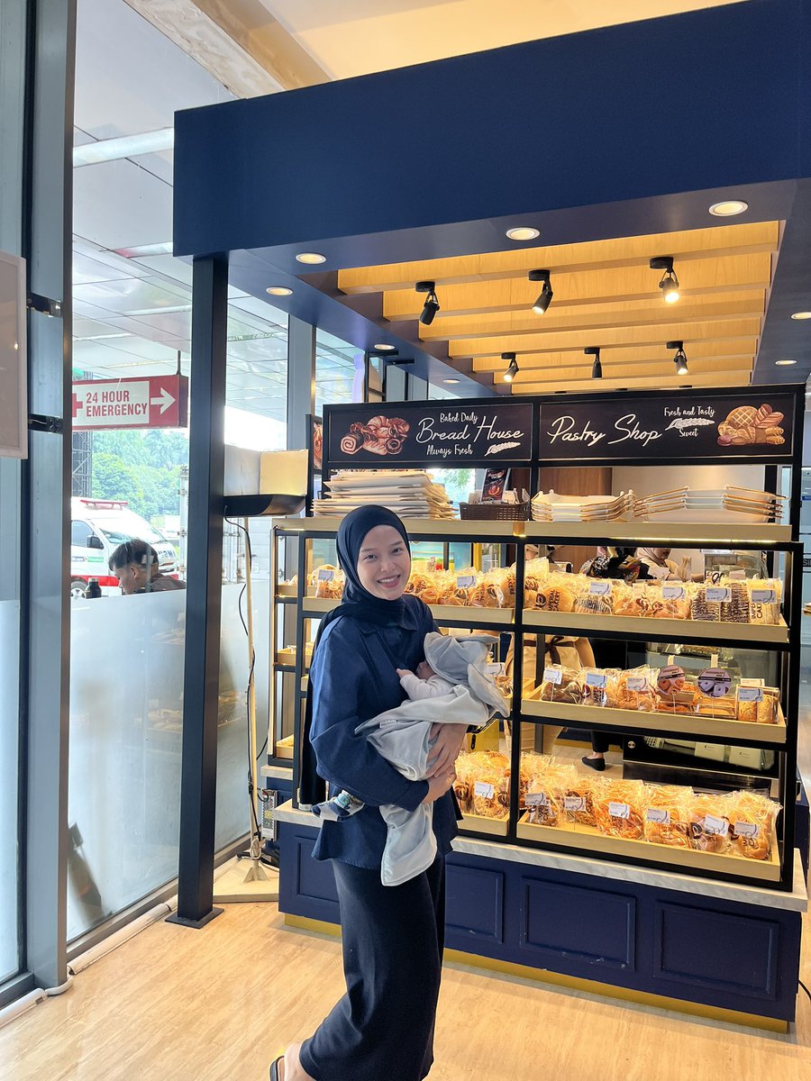 adityanggit's tweet photo. Halo warga twitter, ini istri saya sekaligus ibunya Naka lagi ulangtahun. Happy birthday buat istriku dan ibunya Naka 💙 https://t.co/1PzdHd4Qli