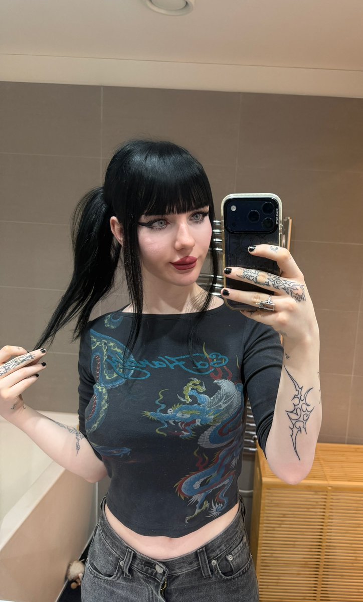 Winter 🖤 tweet media