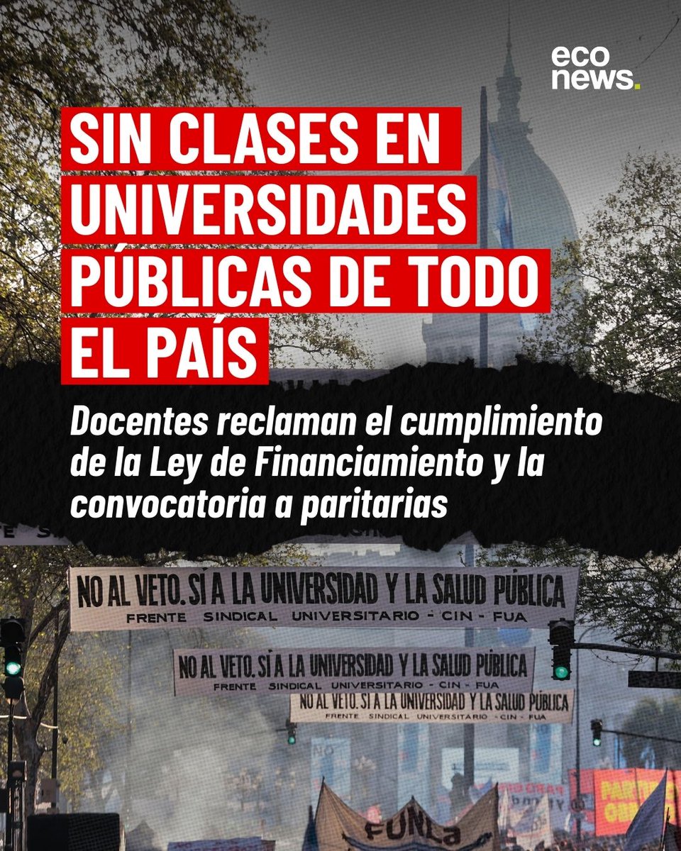 econewsES's tweet photo. 📢 Arrancó el paro de docentes universitarios de alcance nacional.

📌 La Federación Nacional de Docentes Universitarios (Conadu) decidió un plan de medidas para todo el semestre.

💰 Reclaman por el incumplimiento de la Ley de Financiamiento Universitario que fue sancionada el año pasado y que resistió el veto del presidente Milei.

📉 También piden por la convocatoria a paritarias: desde noviembre de 2023 a hoy, los salarios de los docentes universitarios tuvieron una caída del 34% en términos reales, según publicó Chequeado.

📄 Cifras de la CONADU: un docente con dedicación simple y 10 años de antigüedad, cobró en enero un sueldo bruto de $305.604.

📌 Además, Chequeado publicó un análisis de situación sobre el presupuesto universitario. En términos reales, cayó un 28,9% entre 2023 y 2025.

📄 Por su parte, el Gobierno nacional había presentado un proyecto que modifica la Ley de Financiamiento aprobada el año pasado.

📌 ¿Qué propone? Aumento en el salario en tres tramos de 4,1% cada uno. Además, quita la recomposición de de 2023-2024 y la actualización por inflación.

📢 El paro durará toda la semana y cuenta con adhesión de docentes de muchas universidades en todo el país.

💰 La Ley de Financiamiento fue sancionada el año pasado, después vetada por Milei y reconfirmada por el Congreso.

💬 Y vos, ¿qué pensás de lo que está pasando?

📸 Foto por LUCIANO GONZALEZ / ANADOLU / ANADOLU VIA AFP

#universidades #salario #docentes #paro