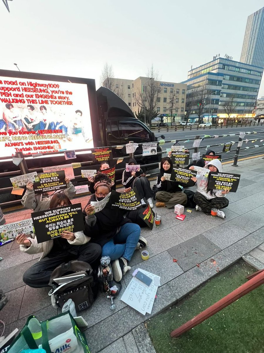 heesefesto's tweet photo. 📢 — MÁS IMAGENES DE LA PROTESTA DE HOY ‼️

RESPECT THE ARTISTS WHO BUILT YOUR EMPIRE
#LET_HEESEUNG_DO_BOTH
#RESPECT_ENHYPEN
#ENHYPEN_IS_7 https://t.co/2QUBXNzKUW