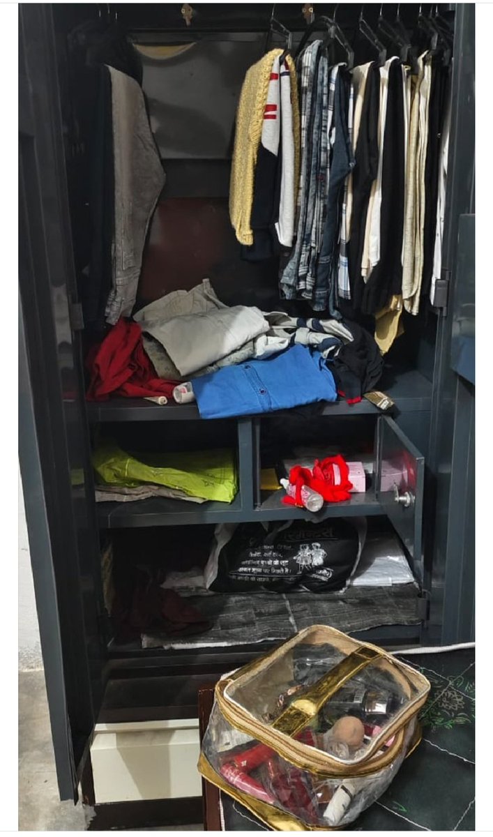 स्योहारा में चोरों के हौसले बुलंद।
स्योहारा क्षेत्र के ग्राम बुढ़नपुर में चोरों ने एक घर को निशाना बनाते हुए लाखों रुपये के सोने-चांदी के गहने और नकदी चोरी कर ली। घटना के बाद इलाके में दहशत का माहौल है <a href="/bijnorpolice/">Bijnor Police</a>
<a href="/digmoradabad/">DIG Range Moradabad</a> <a href="/Uppolice/">UP POLICE</a> <a href="/CMOfficeUP/">CM Office, GoUP</a> <a href="/dgpup/">DGP UP</a> <a href="/adgzonebareilly/">ADG Zone Bareilly</a>