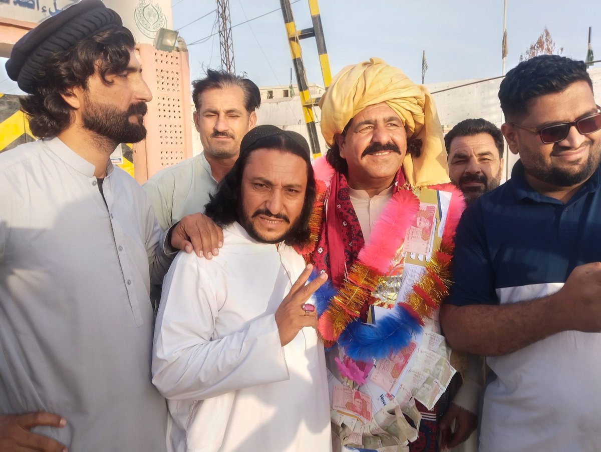 saidalammahsud's tweet photo. ټولو افغانانو ته دې مبارک وي!
ملي اتل، نر وزیر، زخمي وزیر، علي وزیر له زندان څخه راخلاص شو. الله تعالی دې هغه ته بشپړ روغ صحت او اوږد عمر ورکړي. الله دې د ده او د هغه د کورنۍ قربانۍ او کړاوونه د ملي خوشحالۍ سبب وګرځوي. آمین ثم آمین
#AliWazir https://t.co/MNzgFspoVg