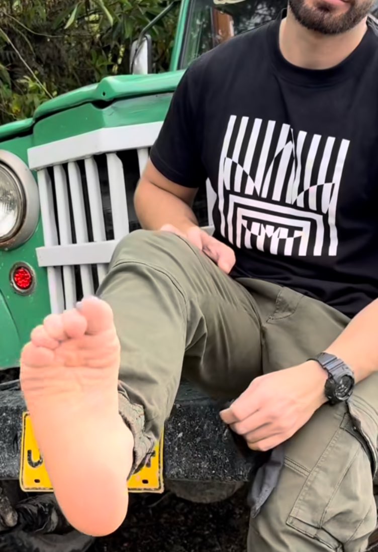 jonas40788's tweet photo. Hay una línea muy delgada de excitación entre el olor a las patas de un macho y el olor de su culo, como me prende cuando hacen esto de quitarse los calcetines frente a ti y pedirte que empieces por ahí poniéndotelos en la cara y disfrutandoles su olor y cada dedo ufff 👅😈😈😈 https://t.co/wtunMX1vud