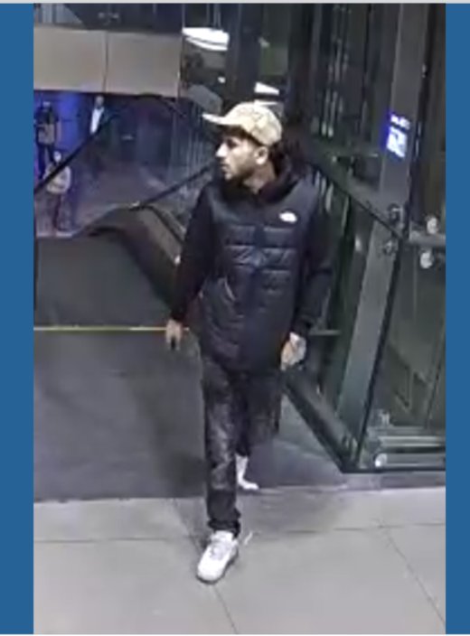 Meisje dat samen met haar vriend  op trap in station van Rotterdam Centraal zit wordt uitgescholden door roedel van 7 à 8 'jongens', haar vriend wordt bewusteloos geslagen en beroofd: Politie verspreidt beelden van lichtgetintiër👇🏻
politie.nl/gezocht/opspor…