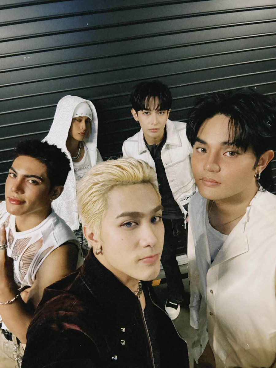 News5PH's tweet photo. SB19 IN JAPAN! 🎶

Nagbahagi ng litrato ang P-Pop group na SB19 matapos ang kanilang performance sa  D.U.N.K Showcase 2026 sa Yokohama, Japan.

“We’re so hyped and happy to share this stage with all of you tonight. Thank you for cheering for us until the end,” saad ng grupo sa isang post.

📸: SB19 (Facebook)