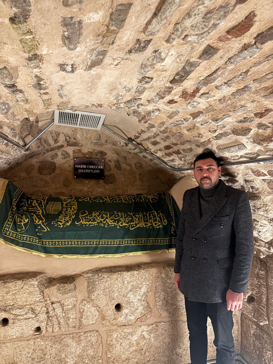 Bu gece, bin aydan daha hayırlı olan Kadir Gecesi…
Zamanın inceldiği, göğün yeryüzüne biraz daha yaklaştığı, duaların kelimelerden önce kalpten yükseldiği gece…
Bazı şehirler vardır;
Sadece taş ve topraktan ibaret değildir.
Asırların duasını, sabrını ve emanetini taşırlar.