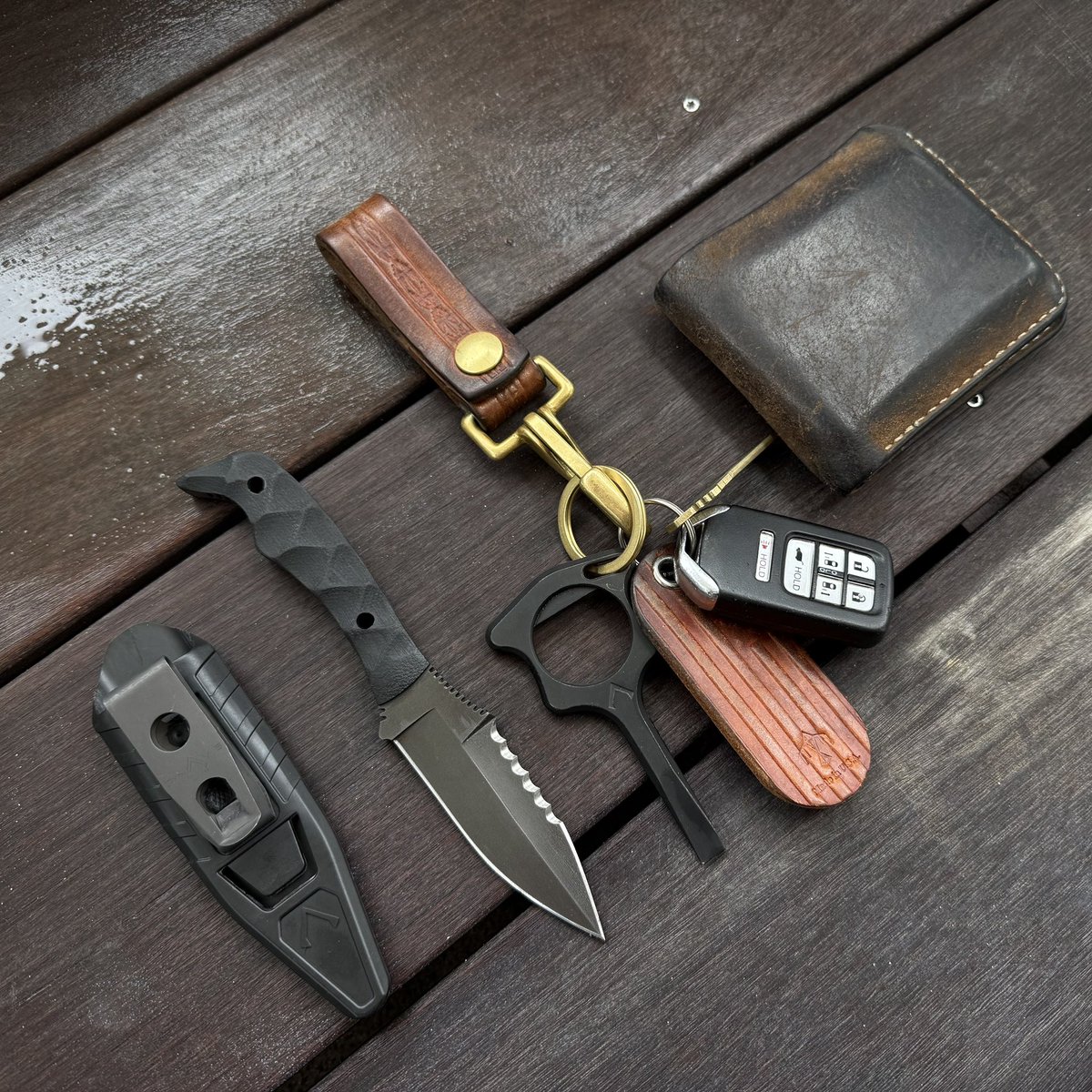 DynamisAlliance's tweet image. Today’s EDC

🔺Razorback pro
🔺DYNAMIS sheath
🔺CFH Keychain (coming VERY soon)
🔺Leather wallet and key slip

Sign up for our sms comms to get early access to our CFH Keychain drop coming VERY soon. Link in profile. 

Stay sharp 🇺🇸

#edc #edcessentials #blade #blades