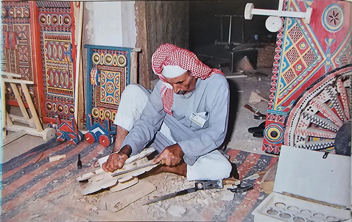 #محمد_المزيني "رحمه الله"
أحد روّاد #النجارة_التقليدية عُرف بمهارته في صناعة #المحالات و #الدراجات المستخدمة في استخراج مياه الآبار إضافةً لاحترافه #صناعة_الأبواب والنوافذ و المصنوعات الخشبية الأخرى، مجسّدًا مهارة الحرفيين في #الصناعات_الخشبية التراثية الصورة عام ١٤١٥هـ. #التراث