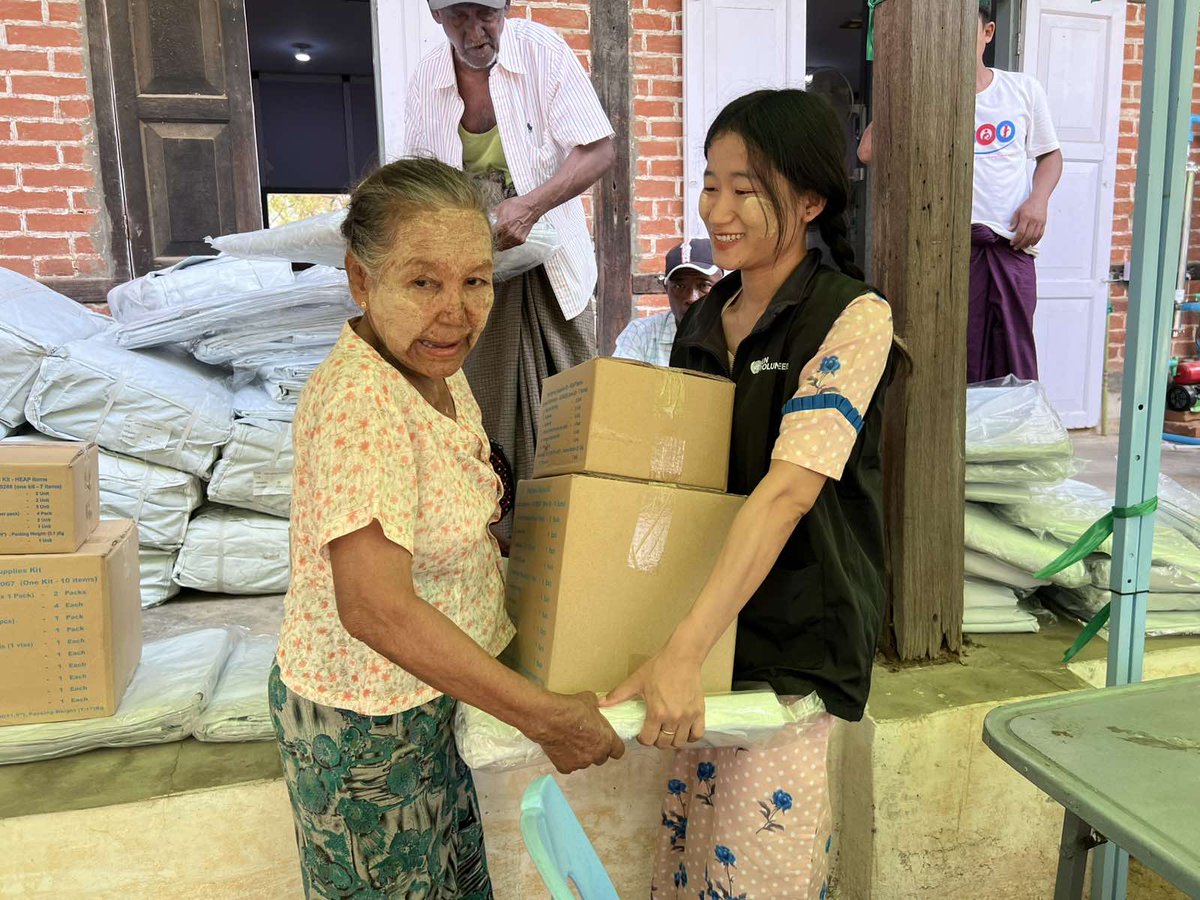 UNVolunteers's tweet image. Dear UN Volunteers in #Myanmar 🇲🇲, thank you.

After the 2025 earthquake, you assessed 2,400+ damaged homes in Mandalay and helped 1,800+ households rebuild safely.

Thousands of families are closer to safe homes because of you.