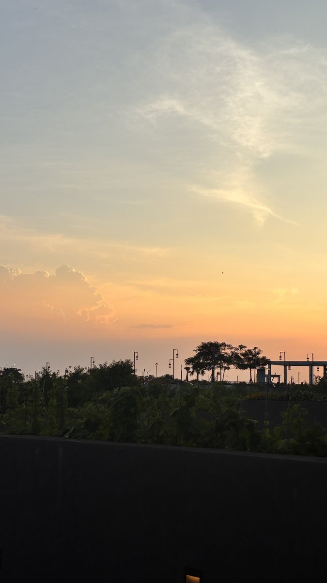 gngjun's tweet photo. view sore ini, and yap akhirnya balik kantor masih liat matahari https://t.co/uzaYE3u8pP