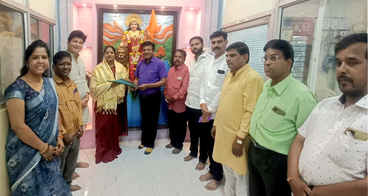 PDainik's tweet photo. शिवसेनेच्या राज्यसभा खासदार प्रा. डॉ. ज्योतीताई वाघमारे यांनी दैनिक तरुण भारत कार्यालयास सदिच्छा भेट दिली याप्रसंगी त्यांचे स्वागत केले. https://t.co/wJiB2W2ih6