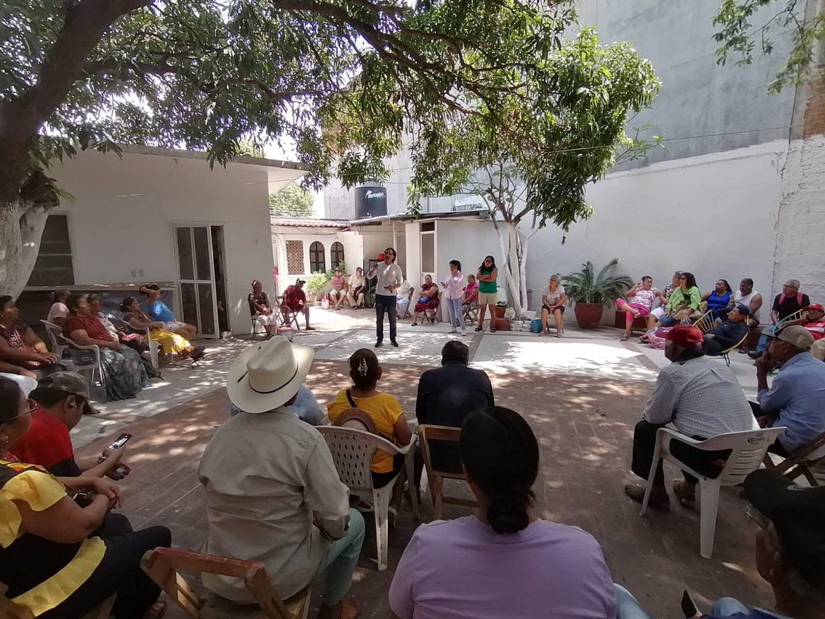Domingo de reuniones en nuestro bello #Juchitan 👍🏽 Informando de los programa, apoyos y avances de nuestro gobierno de la transformación 👏🏽  Con el pueblo todo.  Morena Sí
<a href="/destacar/">ISABEL FERNANDEZ AR</a> #SenadoraLuisaCortes