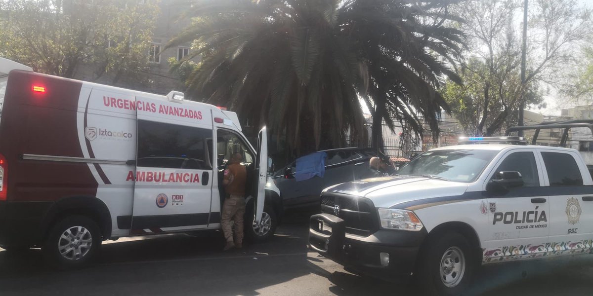 ricardovitela's tweet photo. 🚨#DEULTIMOMOMENTO Ejecutan a un hombre abordo de su camioneta sobre el Canal de Río Churubusco esquina eje 4 sur San Rafael Atlixco en la @IztacalcoAl ,@SSC_CDMX en el punto de espera que arriben periciales de la @FiscaliaCDMX . https://t.co/tfUdXZr9y0