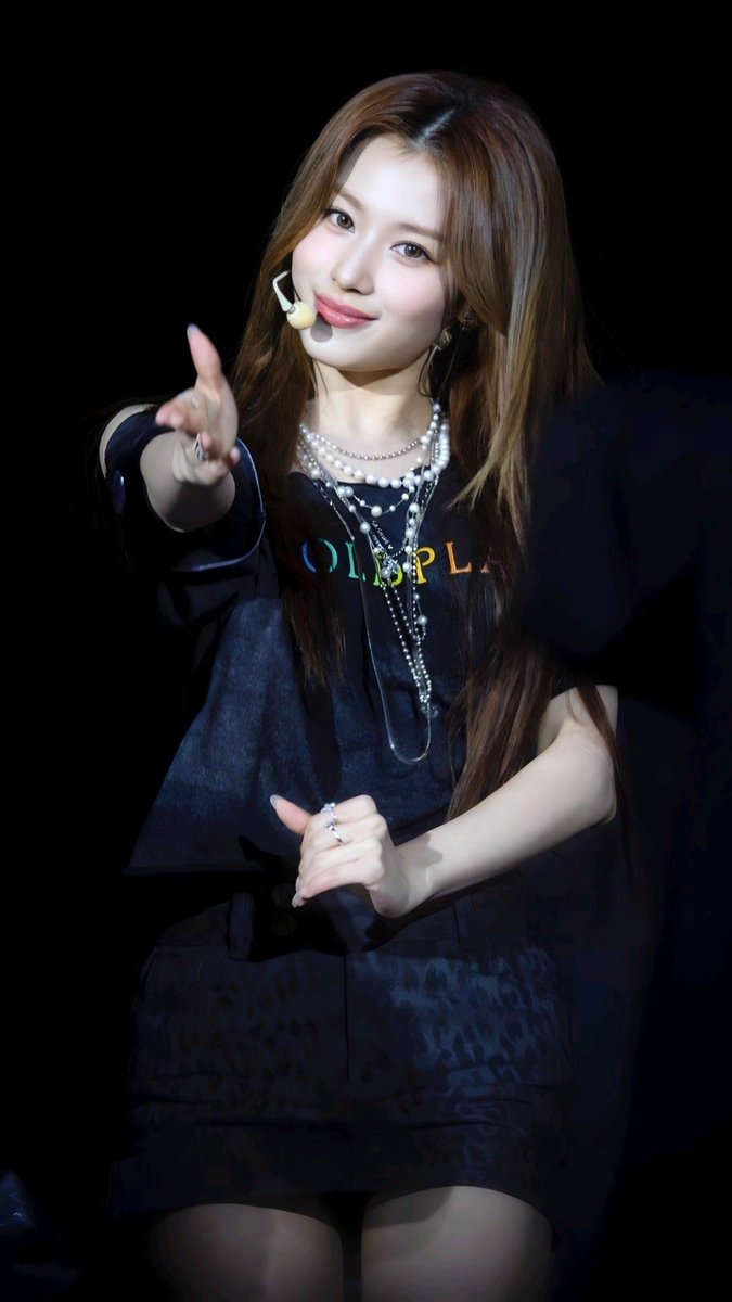 Tzuyu_TWICE_No1's tweet image. サナと過ごした淡い夏💜
#TWICE #Coldplay #サナ #sana