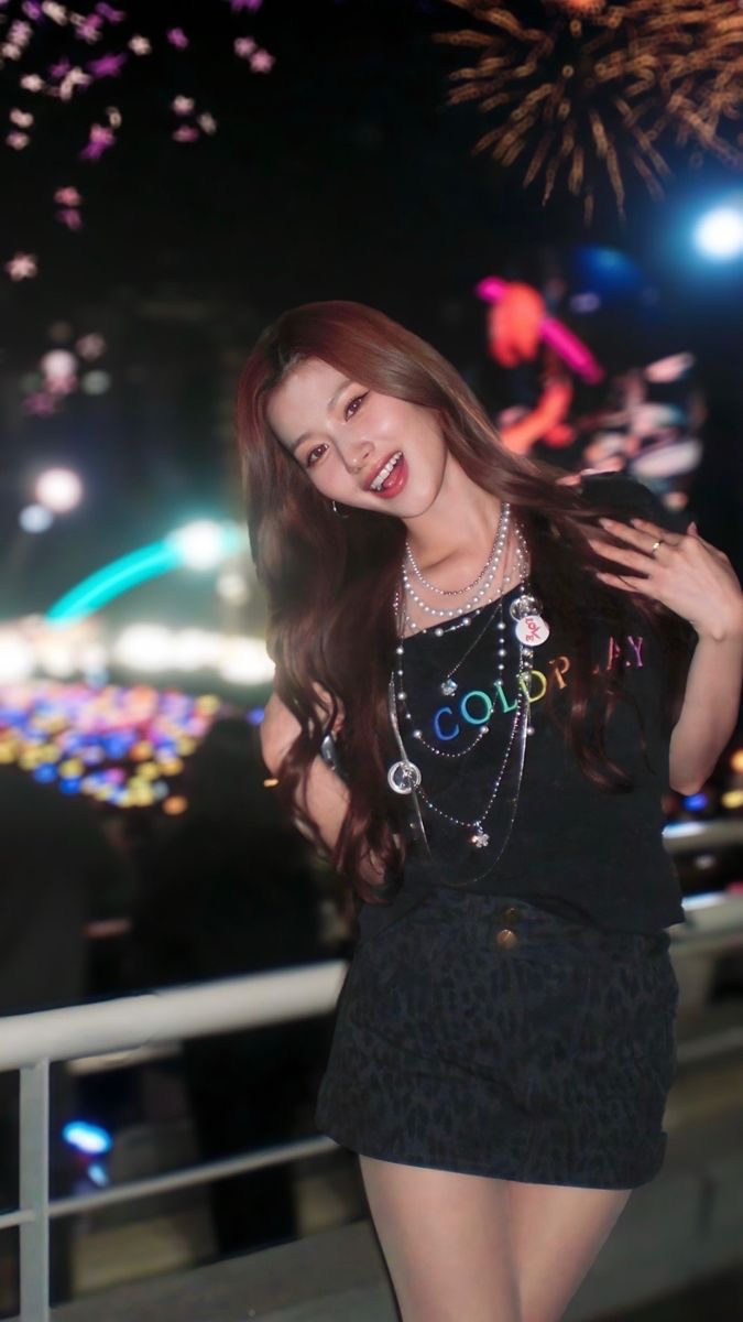 Tzuyu_TWICE_No1's tweet image. サナと過ごした淡い夏💜
#TWICE #Coldplay #サナ #sana