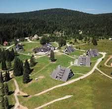 На продају дечје одмаралиште Митровац на Тари.
Најпре конверзија у доо, па продаја.
Од Србије ће остати само оно што нико не буде хтео да купи. Све је на продају.
Ово је бисер Таре, благодатна лепота.
Ми седимо. Глођемо кашичице уз еспресо, не напили се никада, овакви метиљави.