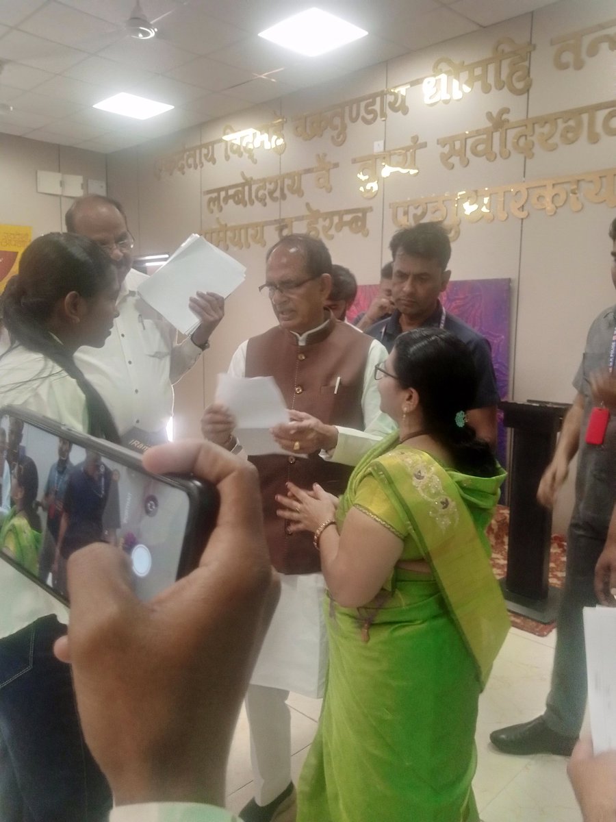 #जनसेवा_मित्रो_को_बहाल_करो 

माननीय मामा <a href="/ChouhanShivraj/">Shivraj Singh Chouhan</a> जी 

इतने ध्यान से क्या देख रहे हो आप आपने योजना शुरु की थी मोहन यादव जी ने खत्म कर दी 

उसी की गुहार लगाने आपके पास आए है 

मन में थोड़ी सी भी दया भावना बची होगी तो जनसेवा मित्रो को वापस से रोजगार दे दो