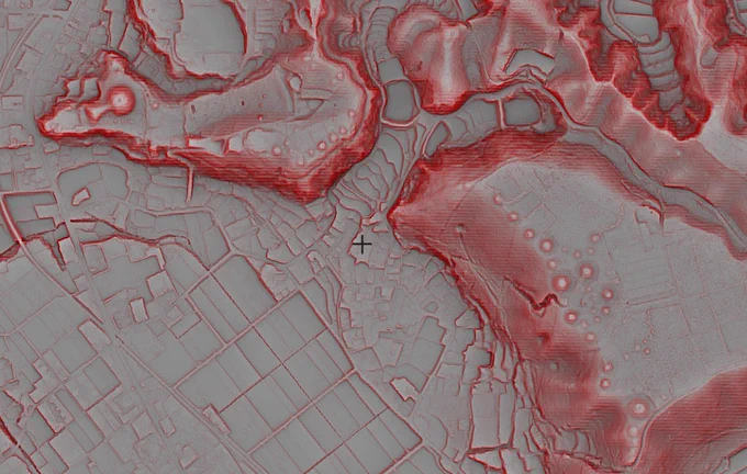 赤色立体地図で古墳探すの楽しいな 左上の前方後円墳は既知の古墳だったけど山の崖っぷちに円墳っぽいのが連なってて面白い