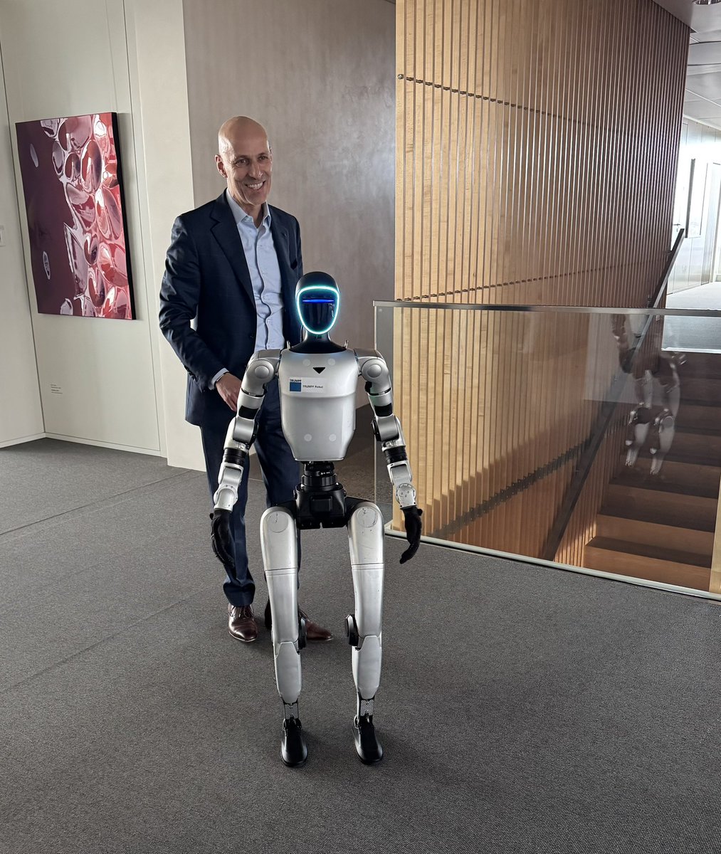 andmoeller's tweet photo. In Berlin beim @Der_BDI ist es schön. Aber Technologie zum Anfassen gibt es daheim in Ditzingen @TRUMPF_News 🤖 https://t.co/HXcJ7VWKkK