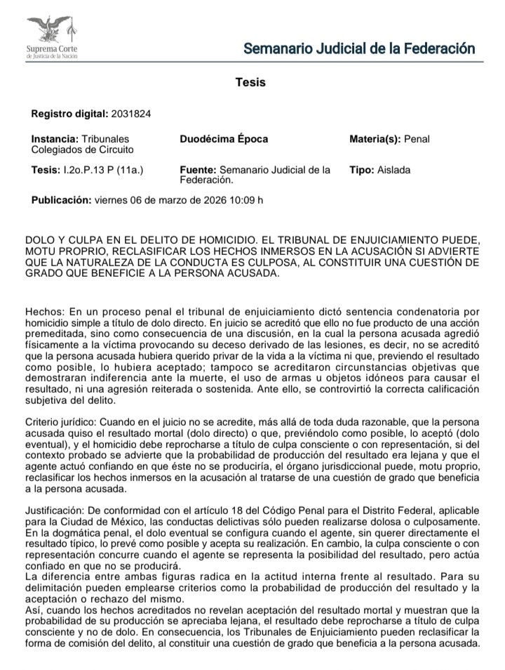 Adrianreginoo's tweet photo. ⚖️ La diferencia entre dolo y culpa puede cambiar la calificación del homicidio

En un juicio por homicidio, el tribunal analizó si la muerte de la víctima había sido causada dolosa o culposamente. Los hechos demostraron que la muerte ocurrió durante una discusión y una agresión física, pero no se acreditó que el acusado quisiera matar a la víctima ni que aceptara ese resultado como posible.

De acuerdo con el artículo 18 del Código Penal para la Ciudad de México, los delitos pueden cometerse dolosa o culposamente, y la diferencia entre ambas formas radica en la actitud del autor frente al resultado.

Cuando el agente prevé la posibilidad del resultado pero confía en que no ocurrirá, se configura la culpa consciente, no el dolo.

Por ello, el tribunal puede reclasificar los hechos incluso de oficio, si advierte que la conducta debe reprocharse como culposa y esa reclasificación beneficia a la persona acusada.