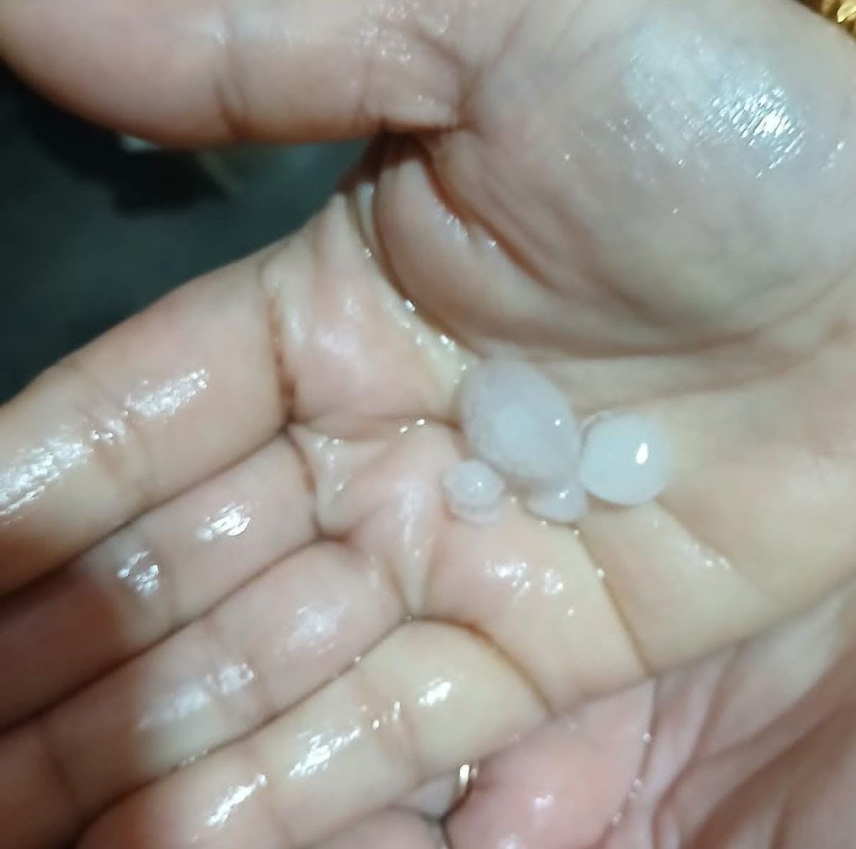 CycloneAnalyser's tweet image. #Kolkata recorded #hurricane force #Norwester/#Kalbaisakhi in March for the first time in records, strongest with #Hailstorm (© - from #Andul, #Howrah) &amp;amp; #Lightning (© - @CycloneUpdates3 from #Kolkata &amp;amp; @WeatherAnalyser from #Srerampore, #Hooghly)
Its the 3rd storm for the city