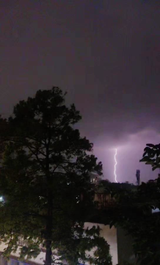 CycloneAnalyser's tweet image. #Kolkata recorded #hurricane force #Norwester/#Kalbaisakhi in March for the first time in records, strongest with #Hailstorm (© - from #Andul, #Howrah) &amp;amp; #Lightning (© - @CycloneUpdates3 from #Kolkata &amp;amp; @WeatherAnalyser from #Srerampore, #Hooghly)
Its the 3rd storm for the city