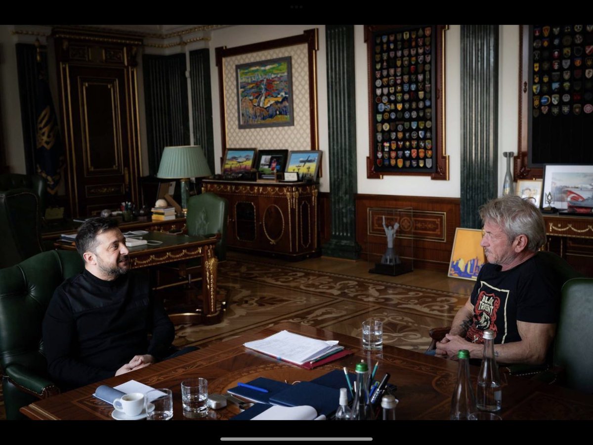 Jetzt weiss ich auch, warum er nicht bei den Oscars war 😉

Sean Penn hätte seinen Oscar persönlich entgegennehmen können.
Stattdessen traf er 🇺🇦 Präsident <a href="/ZelenskyyUa/">Volodymyr Zelenskyy / Володимир Зеленський</a> in Kyjiw.

Die Ukraine war ihm wichtiger als der rote Teppich der Academy Awards.

💬 „Dank dir, Sean, wissen