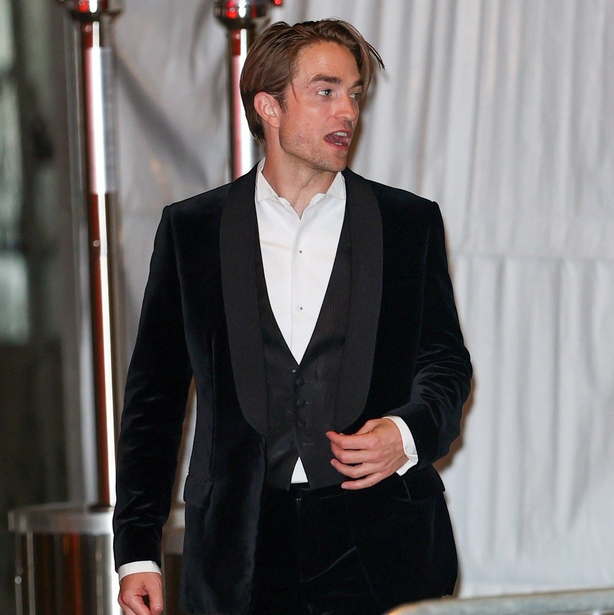 robatzy's tweet image. Mickey 18                        Mickey 17